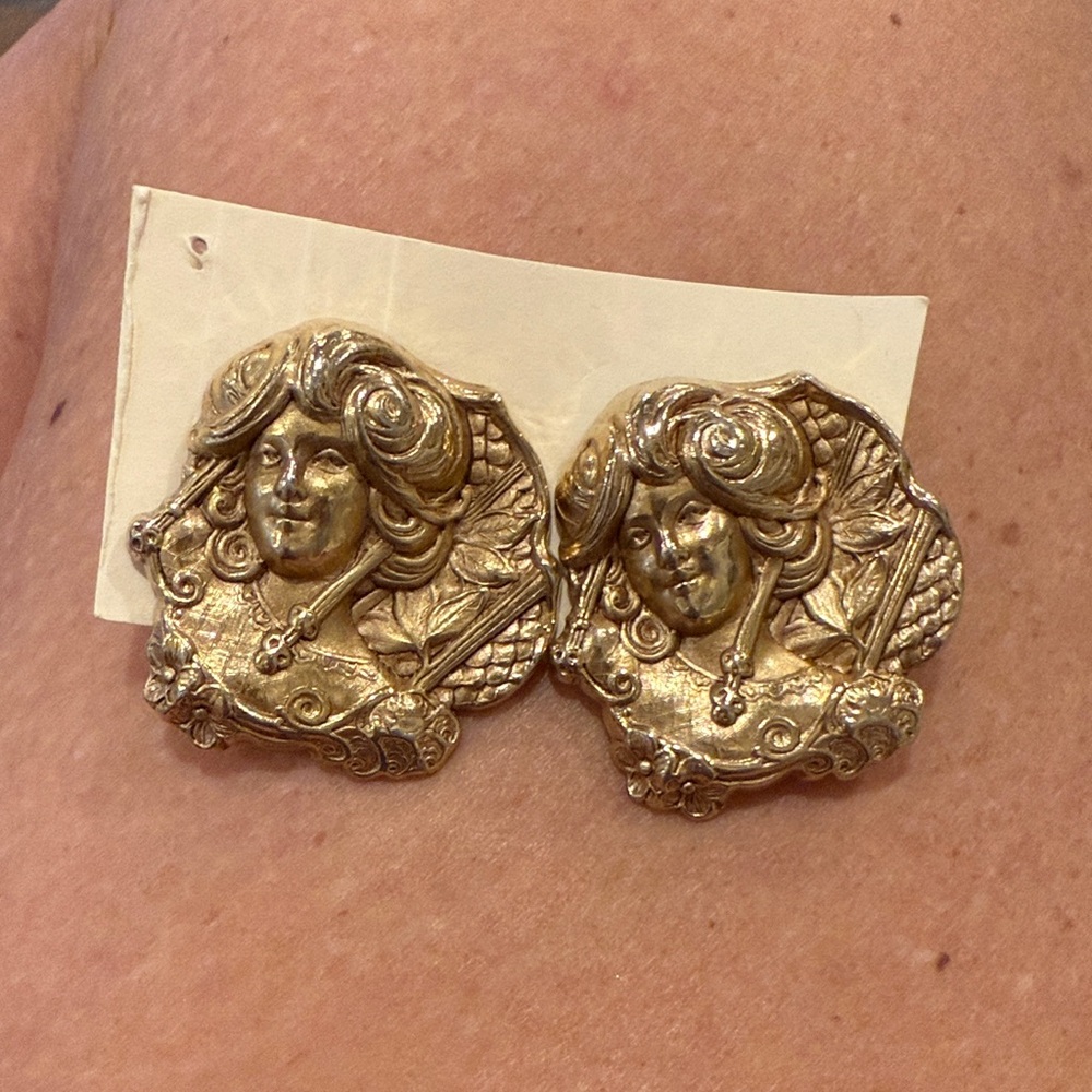 Vintage Gold Women Brooch Set